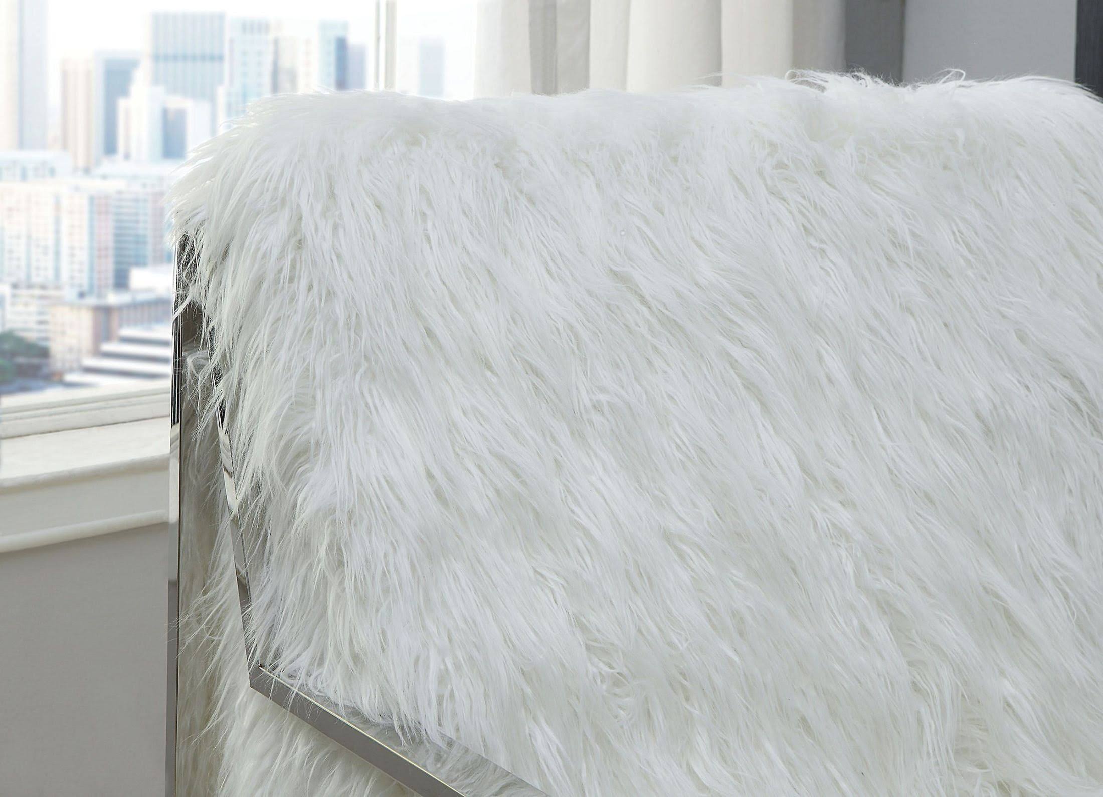 White Accent Chair P3382