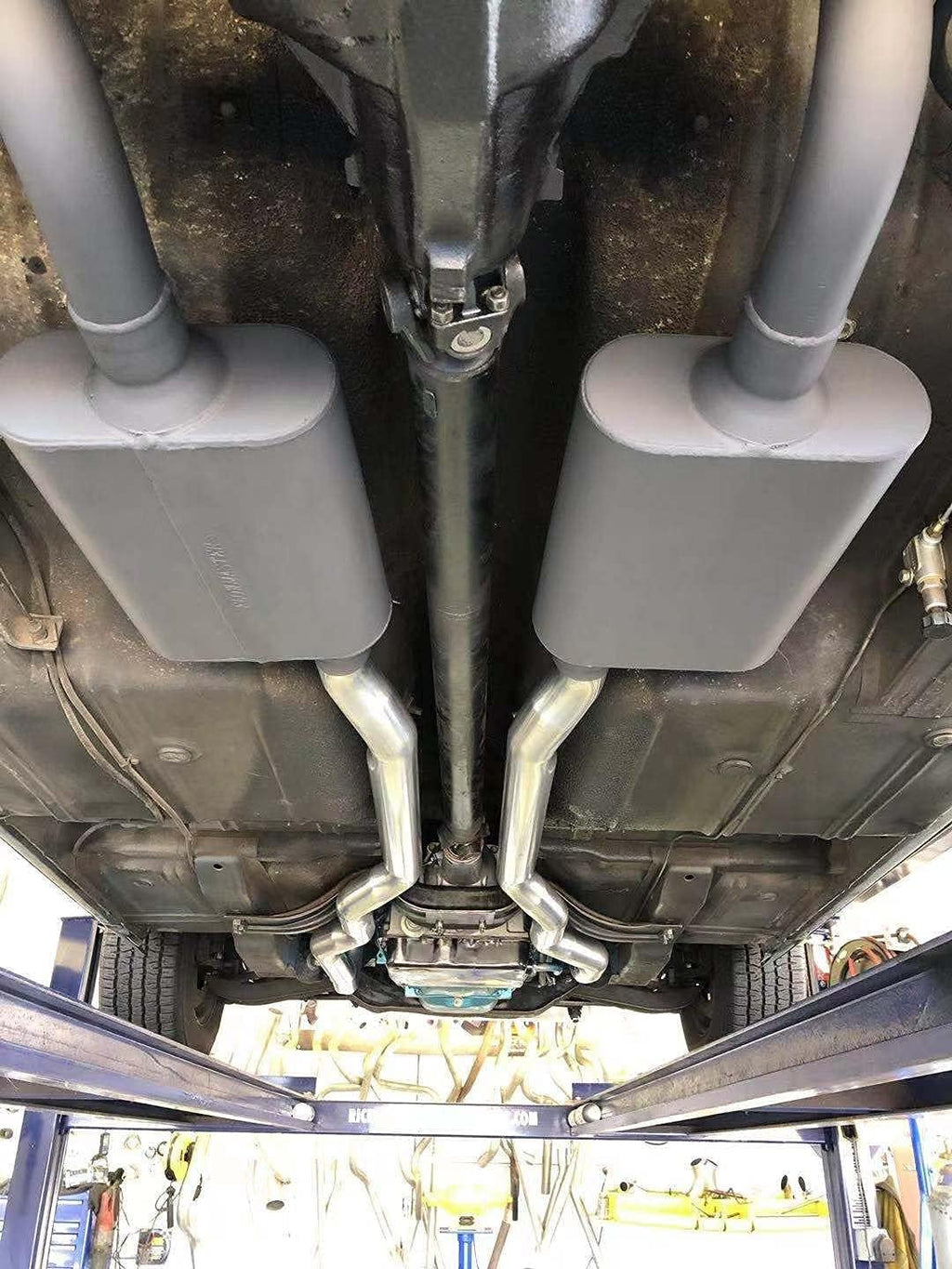 Dual Chamber 2.5 inch Inlet/Outlet Exhaust Muffler Pack of 2 M1749